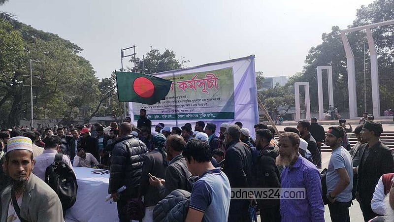 বিডিআর স্বজনরা দ্বিতীয় দিনের মত শহীদ মিনারে