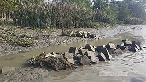 ‘গাফিলতিতে’ হারাচ্ছে বলেশ্বরের গতি