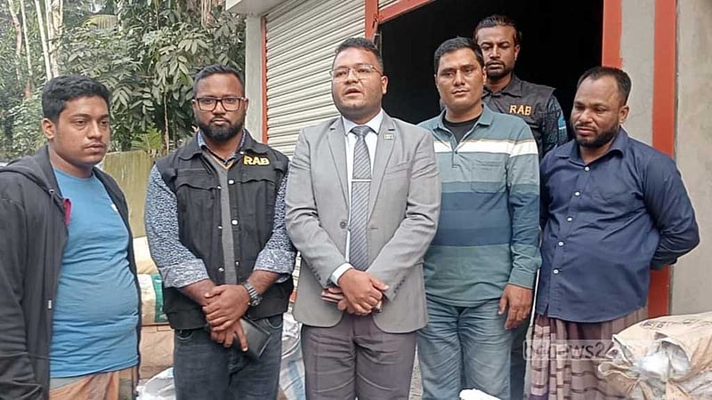 পিরোজপুরে ১২ টন পলিথিন জব্দ, ৩ লাখ টাকা জরিমানা
