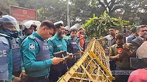 উপদেষ্টার সাক্ষাৎ না পেয়ে ফিরে গেলেন চাকরিচ্যুত পুলিশ সদস্যরা