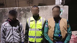 পুলিশের পোশাক পরে ছিনতাই, হাতেনাতে ধরা ৩ জন