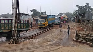 রাতভর ঘন কুয়াশা, দুই নৌপথ খুলল সকালে