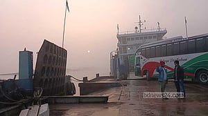 কুয়াশা কাটায় পাটুরিয়া-দৌলতদিয়া, আরিচা-কাজিরহাটে ফেরি চলাচল শুরু