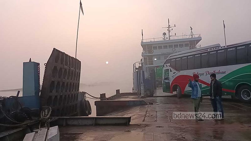 কুয়াশা কাটায় পাটুরিয়া-দৌলতদিয়া, আরিচা-কাজিরহাটে ফেরি চলাচল শুরু