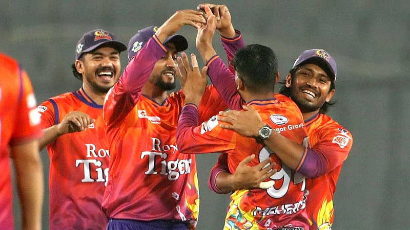 কেলেঙ্কারির ঝাপটা সামলে হ্যাটট্রিক জয়ে প্লে-অফের কাছাকাছি রাজশাহী