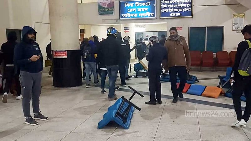 ট্রেন বন্ধ: রাজশাহী স্টেশনে ভাঙচুর যাত্রীদের