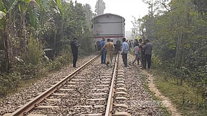 বগি লাইনচ্যুত: ৪ ঘণ্টা পর সারাদেশের সঙ্গে রাজশাহীর ট্রেন চলাচল শুরু