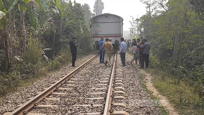 বগি লাইনচ্যুত: ৪ ঘণ্টা পর সারাদেশের সঙ্গে রাজশাহীর ট্রেন চলাচল শুরু