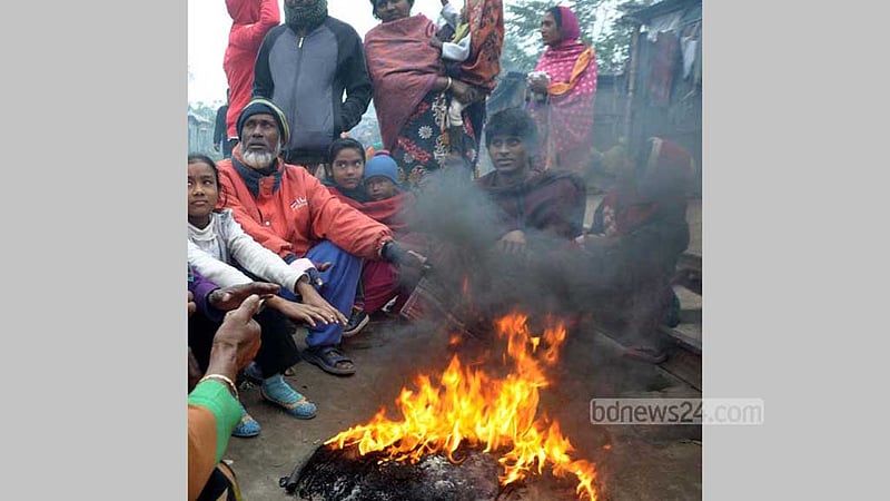 শীতে কাবু রংপুর, আগুনের তাপে স্বস্তির খোঁজ