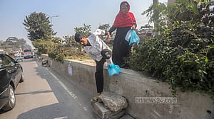ঝুঁকি নিয়ে রোগীদের রাস্তা পারাপার