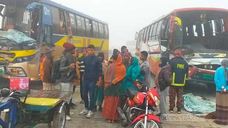 রংপুরে কুয়াশাচ্ছন্ন সড়কে ৪ বাস ও ১ মাইক্রোবাসের সংঘর্ষ