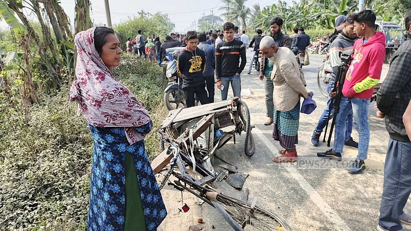 সাতক্ষীরার বাসের চাপায় ভ্যানচালক নিহত