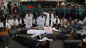 চার দাবিতে বিক্ষোভে ম্যাটস শিক্ষার্থীরা, অবরুদ্ধ শাহবাগ