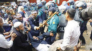 আন্দোলনকারীদের সরাতে লাঠিপেটা নয়, অনুরোধ করবে পুলিশ: ডিএমপি কমিশনার