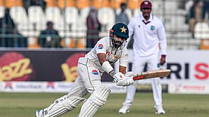 কুয়াশাচ্ছন্ন দিনে সিলসের ছোবলের পর শাকিল-রিজওয়ানের দৃঢ়তা