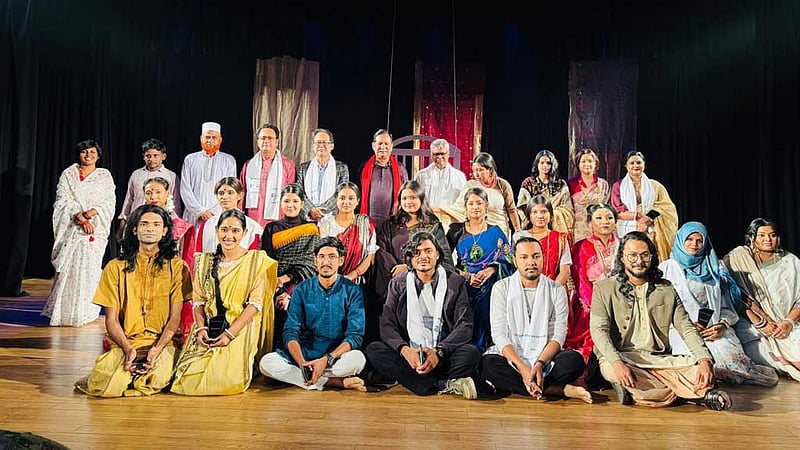 ‘এসো সুতোর কাব্য গাথি ধ্রুপদী ফোঁড়ে’