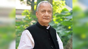 ১৫ পুলিশ হত্যা মামলায় সাবেক মন্ত্রী লতিফ বিশ্বাস কারাগারে