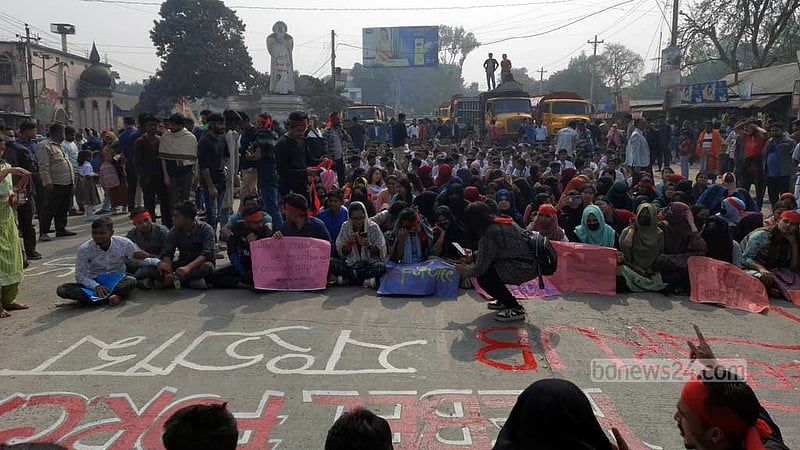 রবীন্দ্র বিশ্ববিদ্যালয়ের শিক্ষার্থীদের বিক্ষোভ, যানজটে ভোগান্তি