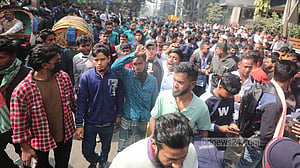মেনিনজাইটিস টিকা না পেয়ে পান্থপথে বিক্ষোভ