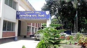 ট্রাককে পাশ কাটাতে গিয়ে ট্রাক্টরের নিচে, বাইক আরোহীর মৃত্যু