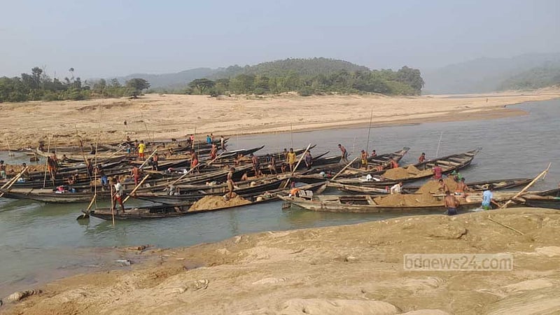 লোভীদের চোখ এবার লালাখালে