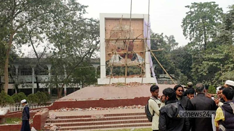 সিলেট জেলা প্রশাসক কার্যালয়ে বঙ্গবন্ধুর ম্যুরাল ভাঙচুর