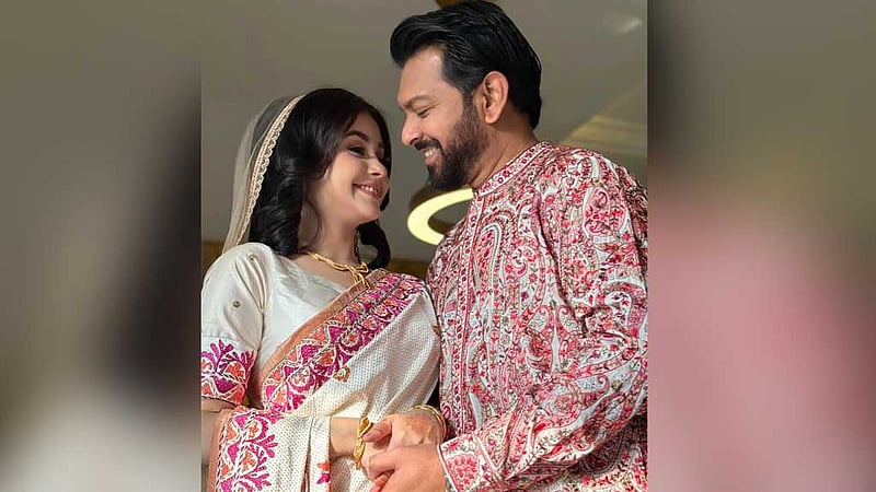 বিয়ের গুঞ্জনের মধ্যে রোজার সঙ্গে ছবি দিয়ে তাহসান বললেন, 'সেই তুমি কে?'