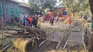 অ্যাম্বুলেন্স দুর্ঘটনা: ছেলের চিকিৎসা করাতে গিয়ে লাশ হলেন পরিবারের চারজন
