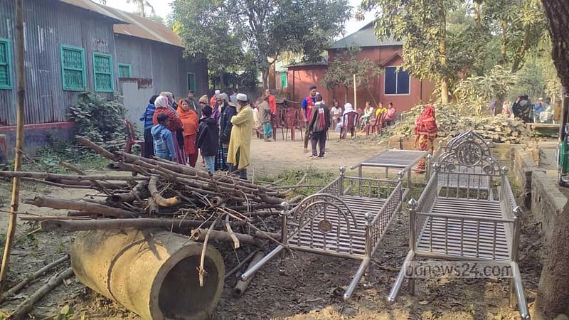 অ্যাম্বুলেন্স দুর্ঘটনা: ছেলের চিকিৎসা করাতে গিয়ে লাশ হলেন পরিবারের চারজন