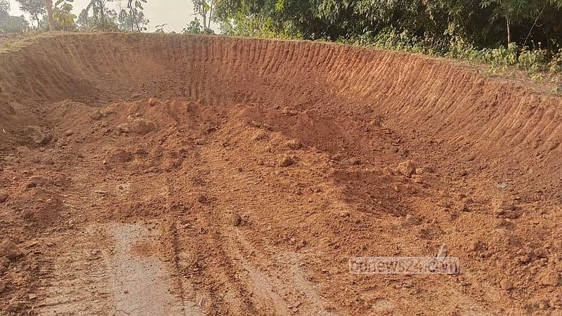 টাঙ্গাইলে পাহাড় কেটে মাটি বিক্রির মহোৎসব
