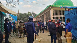টাঙ্গাইলে অভিযোগ পেয়ে ‘ফাইলা পাগলার মেলা’ বন্ধ করল যৌথবাহিনী