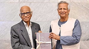 অর্থনৈতিক কৌশল পুনর্নির্ধারণের টাস্কফোর্সের প্রতিবেদন প্রধান উপদেষ্টার হাতে