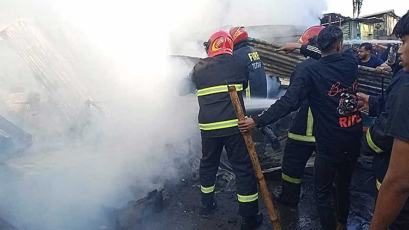 তেজগাঁও স্ট্যান্ডে আগুনে পুড়ল ৫ ট্রাক