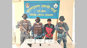 টেকনাফে বিদেশি পিস্তল ও গুলিসহ যুবক আটক