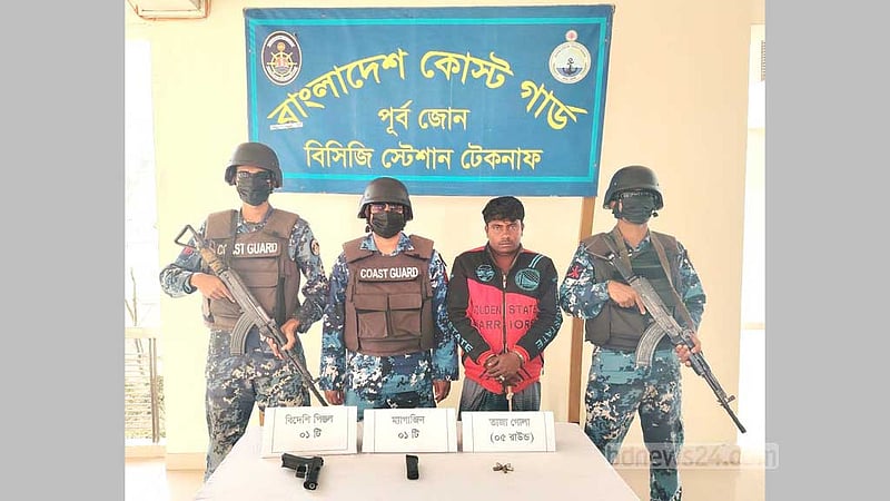 টেকনাফে বিদেশি পিস্তল ও গুলিসহ যুবক আটক