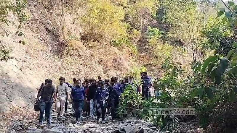 টেকনাফের পাহাড় থেকে শিশুসহ অপহৃত ১৫ জন উদ্ধার, আটক ২