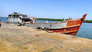 মিয়ানমার থেকে ৩৫০ বস্তা ডাল এল টেকনাফ বন্দরের