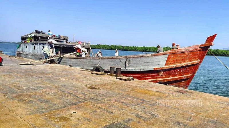 মিয়ানমার থেকে ৩৫০ বস্তা ডাল এল টেকনাফ বন্দরের
