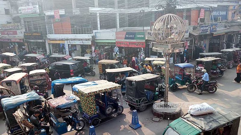ঠাকুরগাঁওয়ে ইজিবাইকে যানজট, ভোগান্তি চরমে