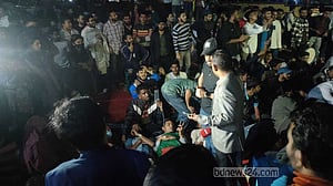 তিতুমীরের শিক্ষার্থীরা অনশনে অনড়, অবরোধে দিনভর ভোগান্তি
