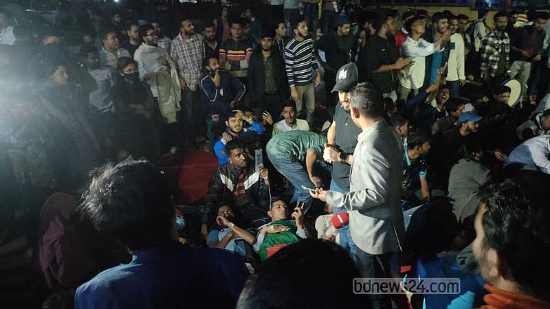 তিতুমীরের শিক্ষার্থীরা অনশনে অনড়, অবরোধে দিনভর ভোগান্তি