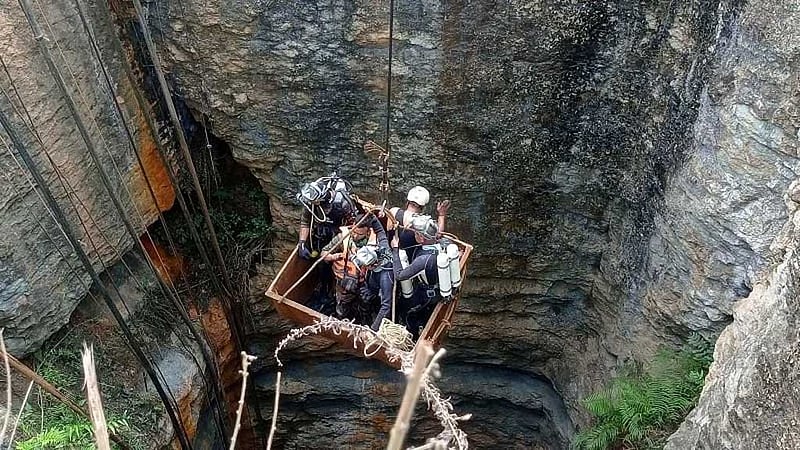 আসামে কয়লা খনিতে আটকা ৯ শ্রমিক, ৩ জনের মৃত্যুর আশঙ্কা