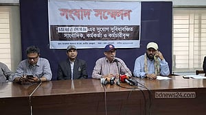 ভোরের কাগজ ‘বন্ধ’: সাবেরের অফিস ঘেরাওয়ের ঘোষণা কর্মীদের