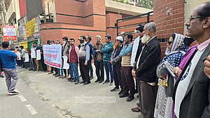 ডিএফপির সামনে ভোরের কাগজ কর্মীদের মানববন্ধন