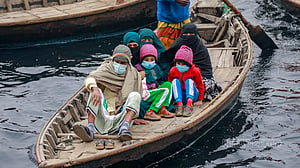 শীতে জবুথবু শিশুরা