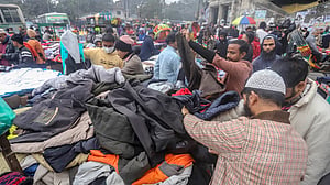 জেঁকে বসেছে শীত, ফুটপাতে জমে উঠেছে বিক্রি