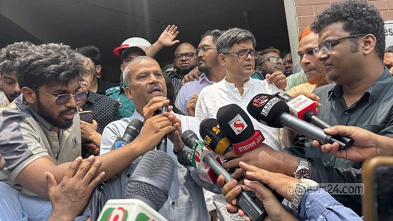 তোপের মুখে আইন উপদেষ্টা বললেন, শিক্ষার্থীদের সব দাবি ‘যৌক্তিক’