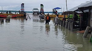 জোয়ারে ভাসছে বরগুনার অর্ধশতাধিক ঘরবাড়ি, তলিয়েছে ফেরিঘাট