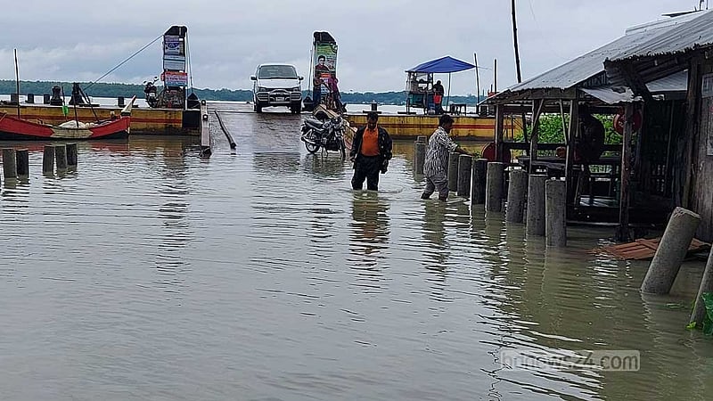জোয়ারে ভাসছে বরগুনার অর্ধশতাধিক ঘরবাড়ি, তলিয়েছে ফেরিঘাট