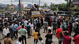 শিক্ষা উপদেষ্টার পদত্যাগ দাবিতে বরিশালে সড়ক অবরোধ, তীব্র জট